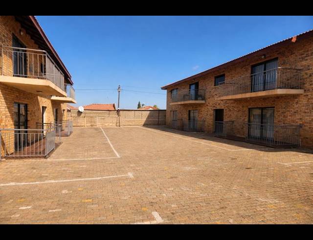 24 BEDROOM COMPLEX FOR SALE IN LENASIA SOUTH